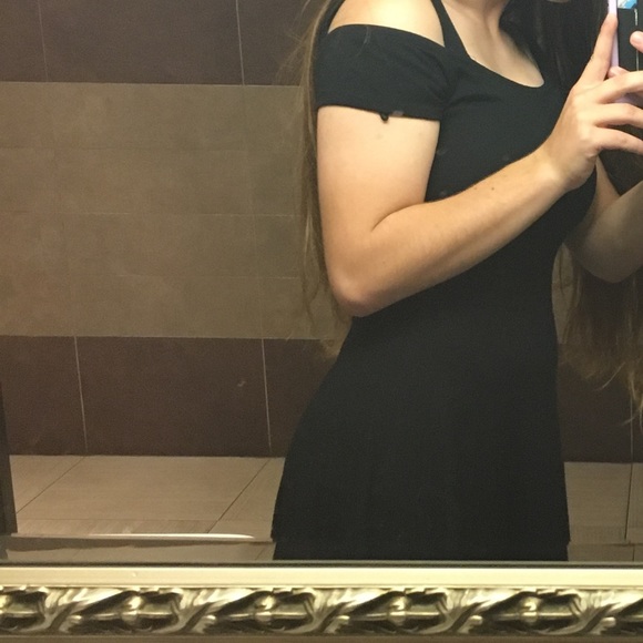 Black Off the shoulder Dress - Picture 3 of 4